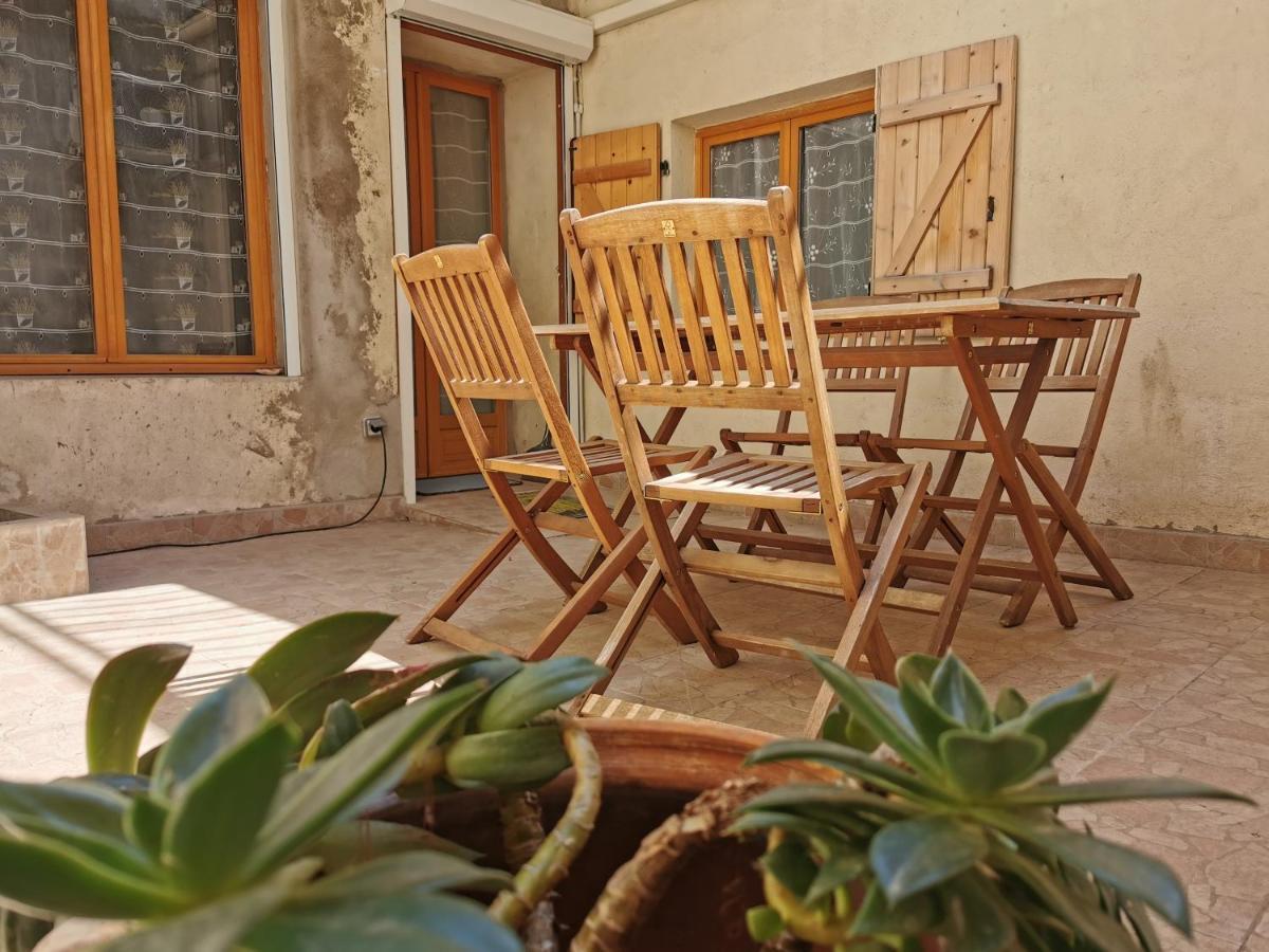 Appartement Les Oliviers à Beaucaire  Extérieur photo